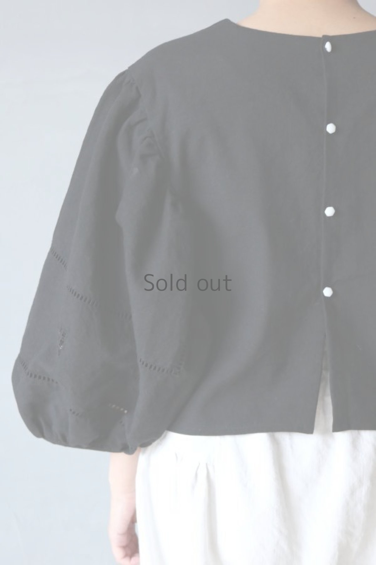 画像8: 【ササキチホ】アンティークリネン×染　ボリュームレース袖　背中ボタンブラウス（黒） (8)