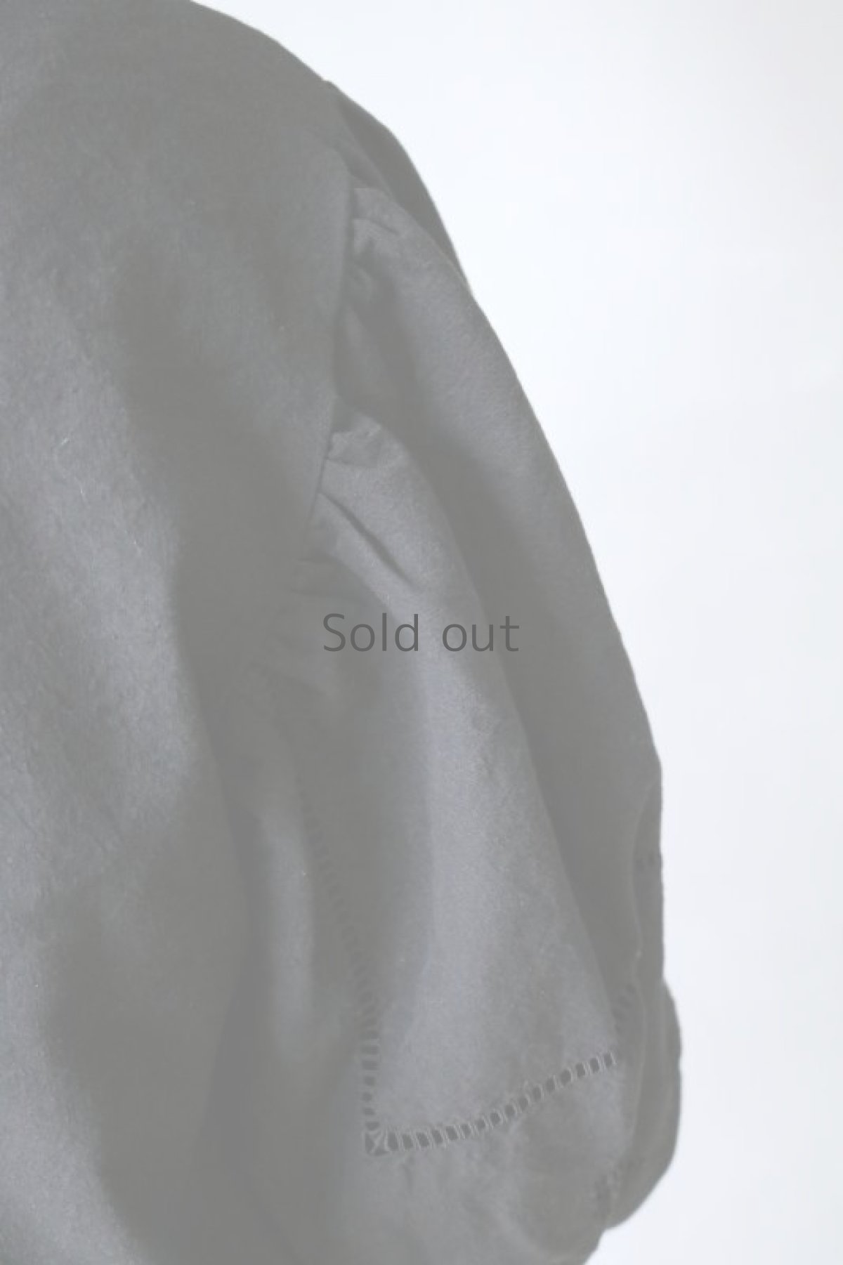 画像10: 【ササキチホ】アンティークリネン×染　ボリュームレース袖　背中ボタンブラウス（黒） (10)