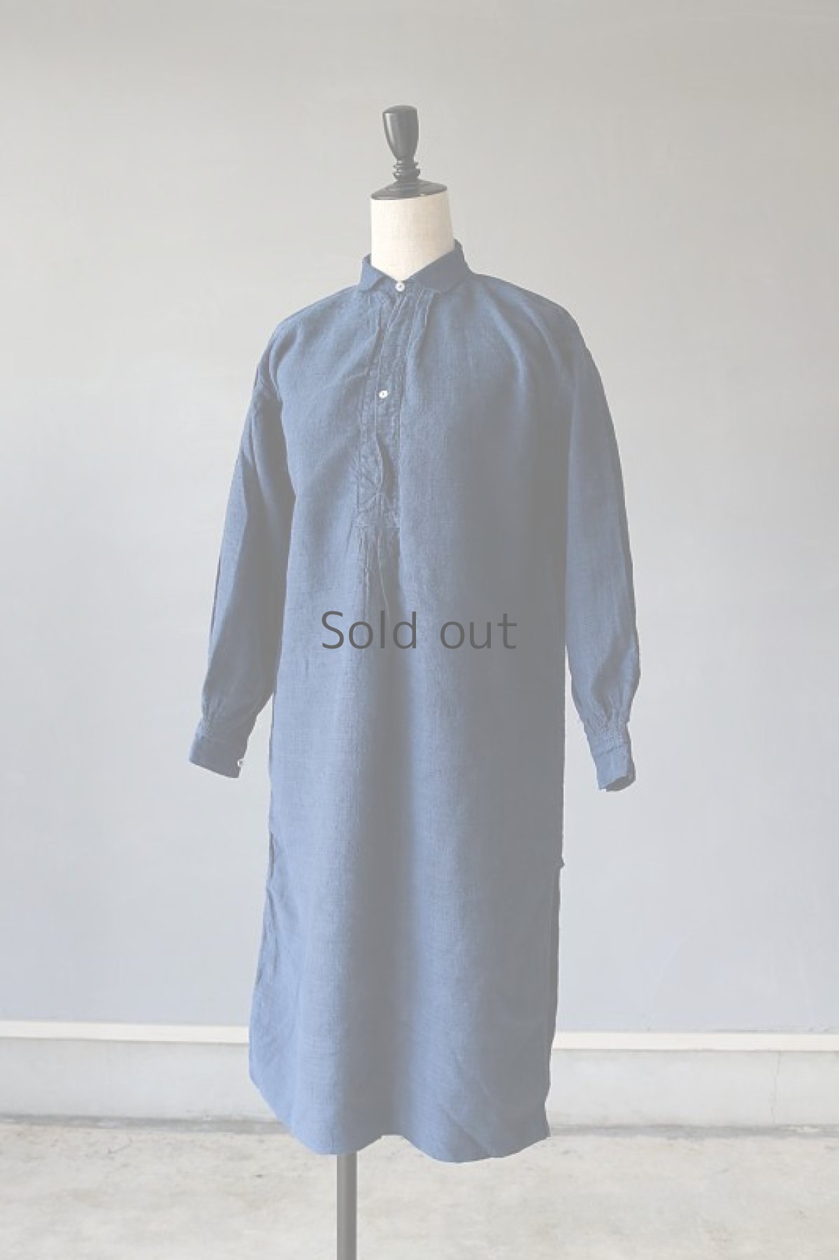 画像2: 【フランス】２０世紀初頭のアンティークリネン×染め　細めのスモックロングシャツ（紺色） (2)