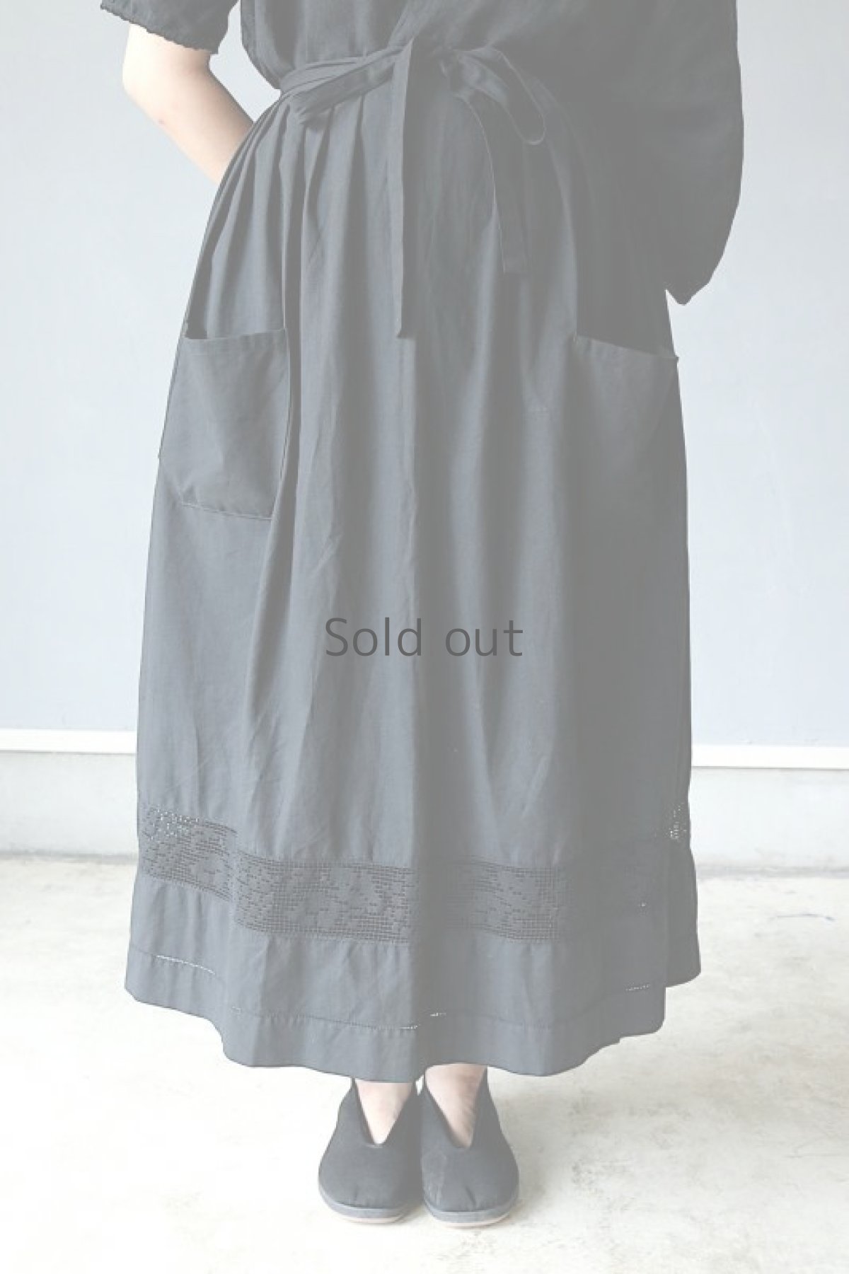 画像4: 【ササキチホ】アンティークレースコットン×染　ワークエプロン（黒/ポケット） (4)