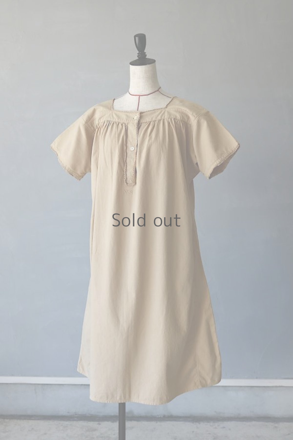 画像2: 【ドイツ】アンティークリネン×染　ヘンリーネック半袖ワンピース（ベージュ） (2)