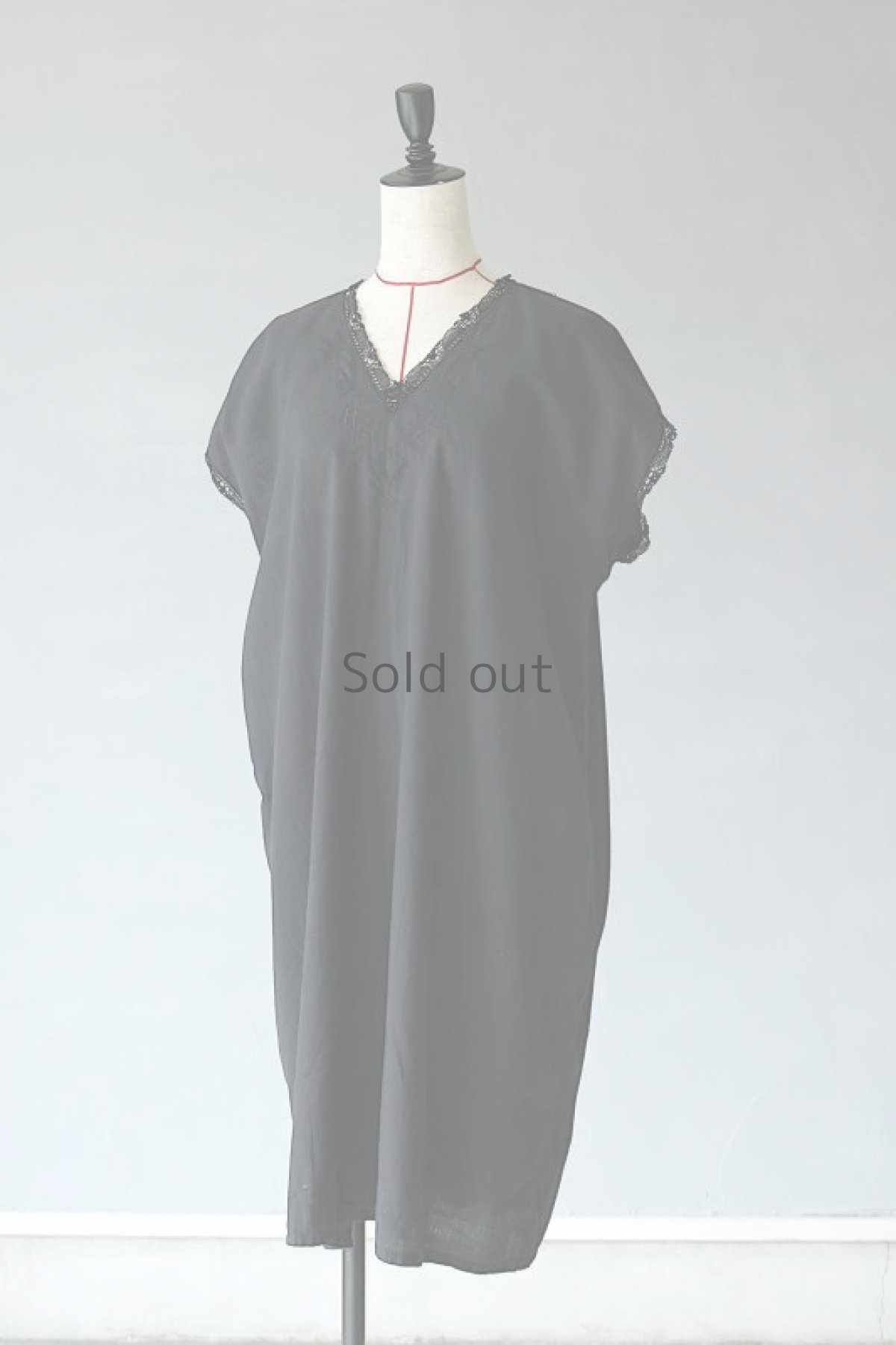 画像2: 【フランス】アンティークコットン×染　Vネックレース　ノースリーブワンピース（ブラック） (2)