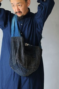 画像13: 【MITSUGU SASAKI】BORO古布　パッチワーク米袋のリバーシブルショルダーバッグ(藍の格子柄と縞) (13)