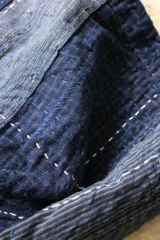 画像11: 【MITSUGU SASAKI】BORO古布　パッチワーク米袋のリバーシブルショルダーバッグ(藍の格子柄と縞) (11)