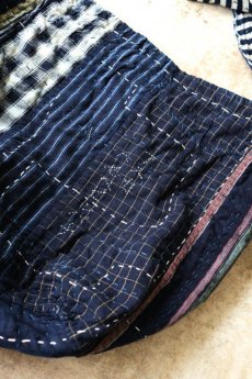 画像11: 【MITSUGU SASAKI】BORO古布　パッチワーク米袋のリバーシブル大きめのショルダーバッグ(藍のパッチと縞) (11)