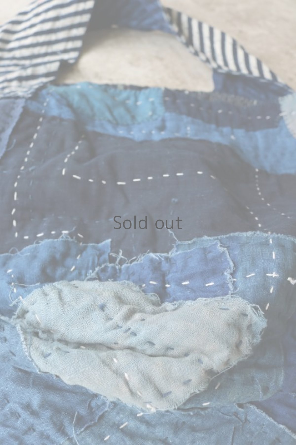 画像9: 【MITSUGU SASAKI】BORO古布　パッチワーク米袋のリバーシブル大きめのショルダーバッグ(藍のパッチと縞) (9)