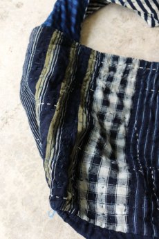 画像12: 【MITSUGU SASAKI】BORO古布　パッチワーク米袋のリバーシブル大きめのショルダーバッグ(藍のパッチと縞) (12)