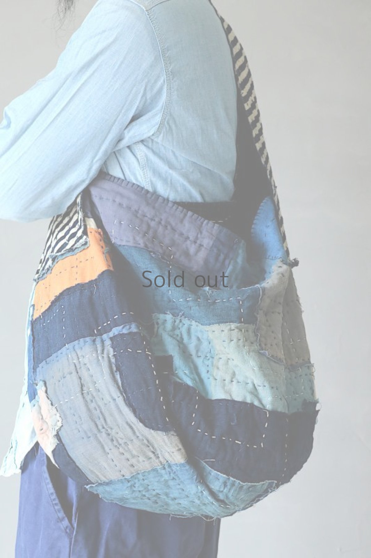画像14: 【MITSUGU SASAKI】BORO古布　パッチワーク米袋のリバーシブル大きめのショルダーバッグ(藍のパッチと縞) (14)