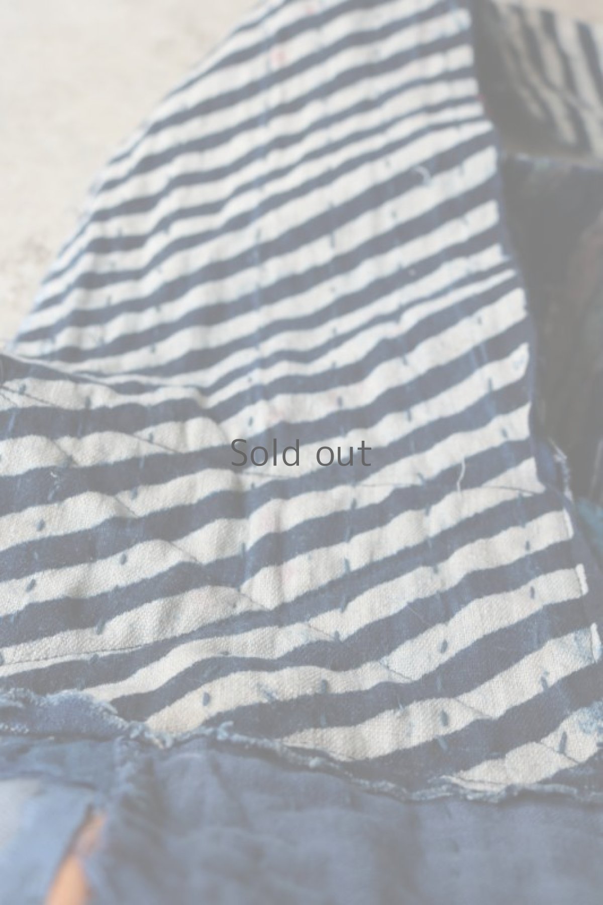 画像10: 【MITSUGU SASAKI】BORO古布　パッチワーク米袋のリバーシブル大きめのショルダーバッグ(藍のパッチと縞) (10)