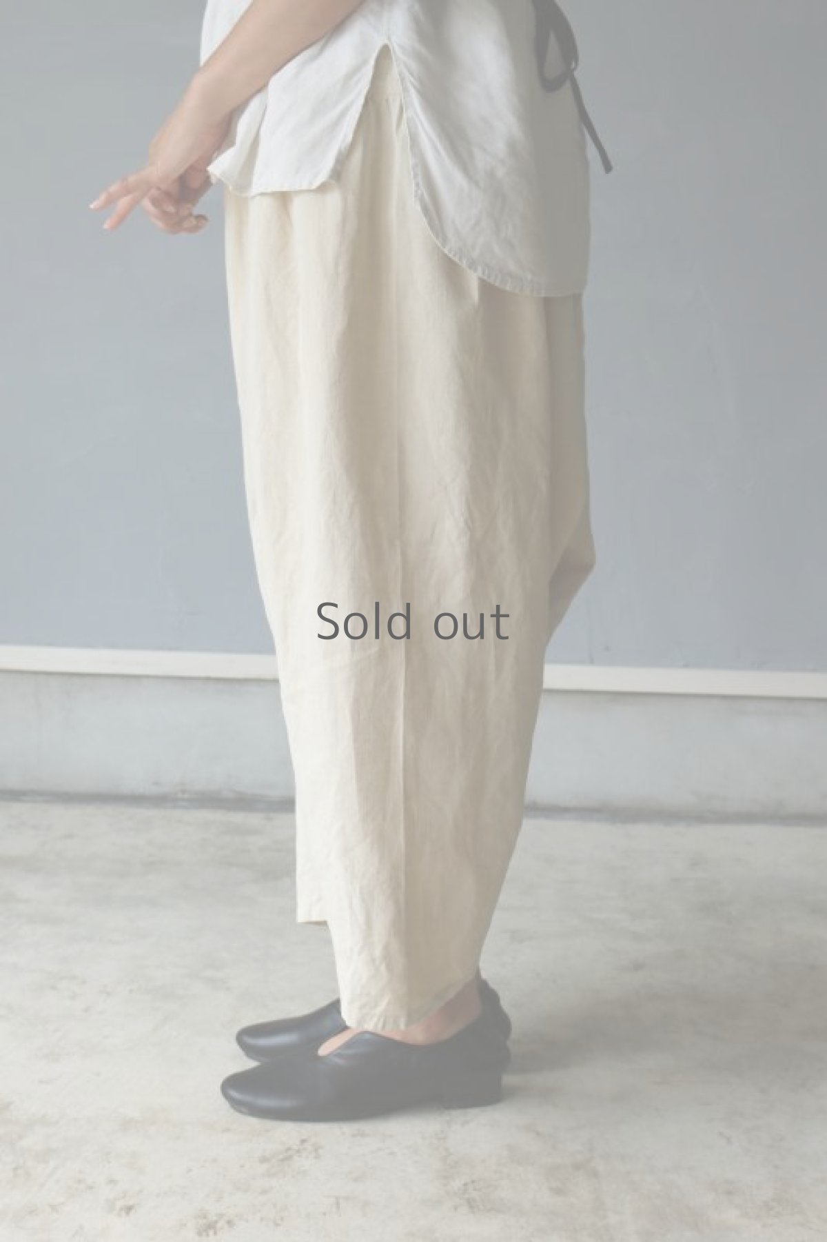 画像4: 【ササキチホ】アンティークリネン　サイドギャザー　ボリュームサルエルパンツ（生成り） (4)