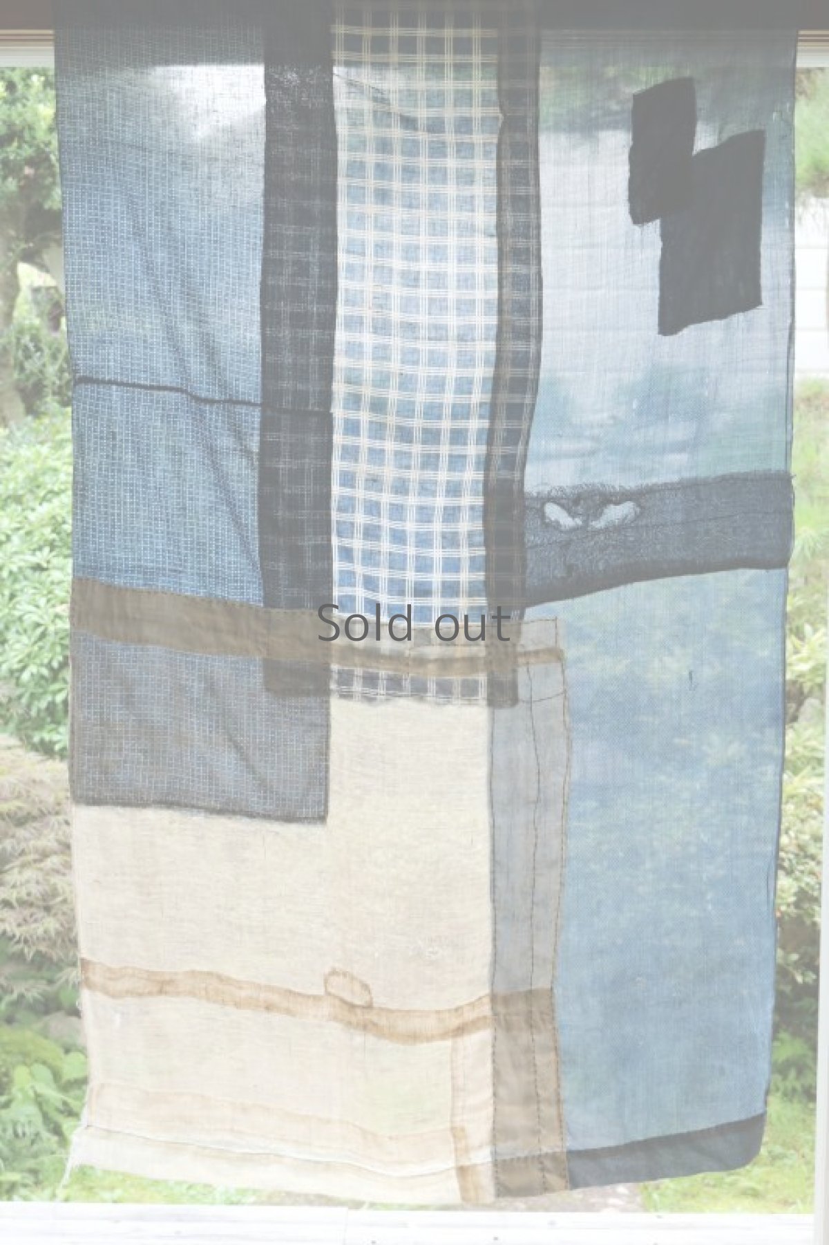 画像14: 【MITSUGU SASAKI】日本古布　パッチワーク壁掛け（藍と生成りの蚊帳） (14)