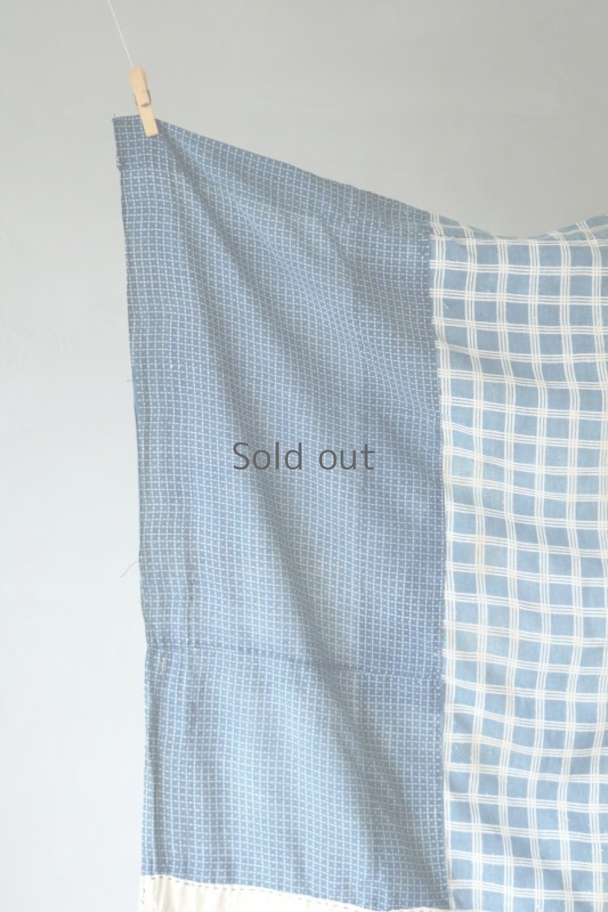 画像3: 【MITSUGU SASAKI】日本古布　パッチワーク壁掛け（藍と生成りの蚊帳） (3)