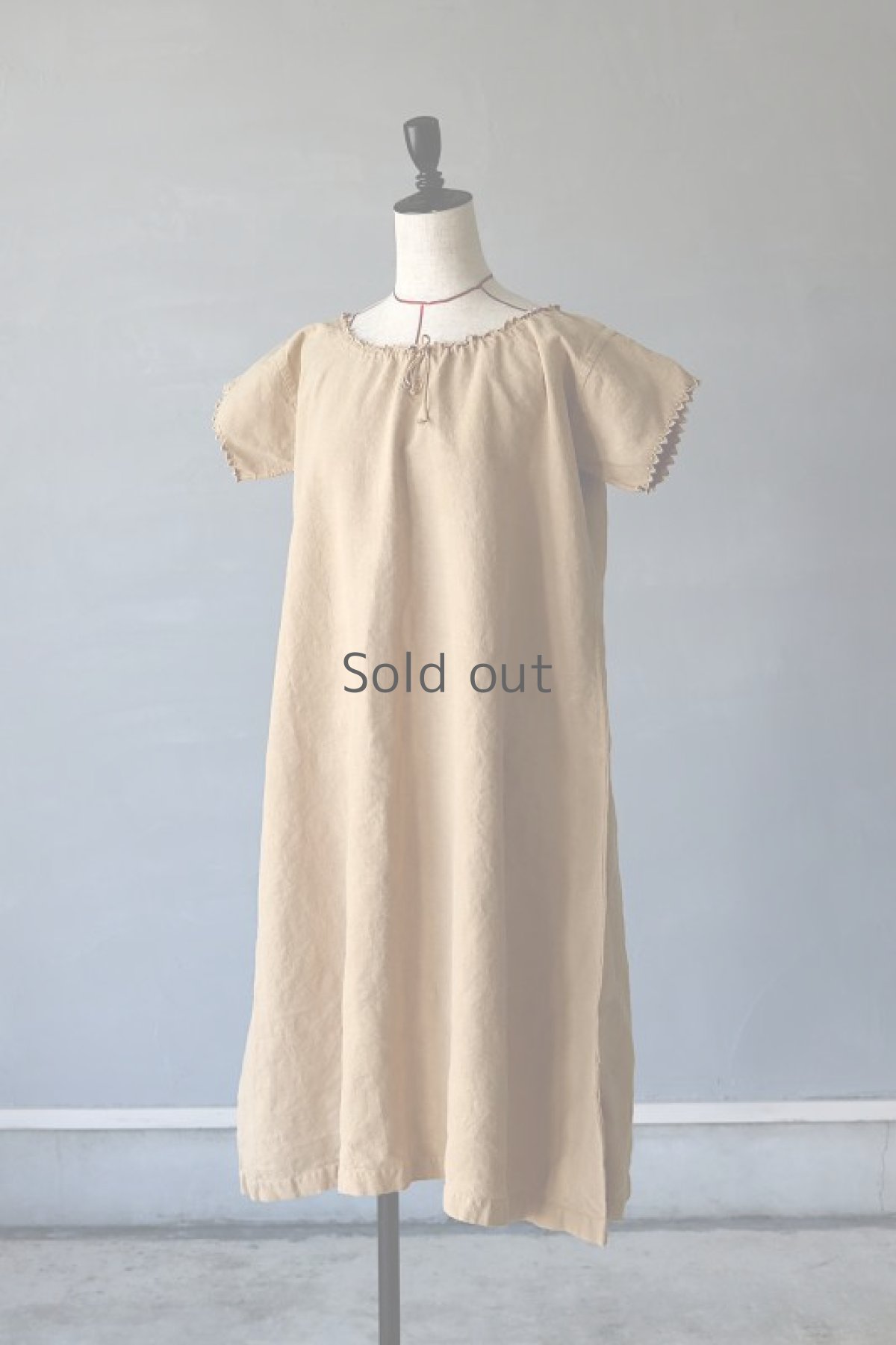 画像2: 【フランス】アンティークリネン×染　ショートスリーブ　ワンピース（ベージュ/イニシャルMF） (2)