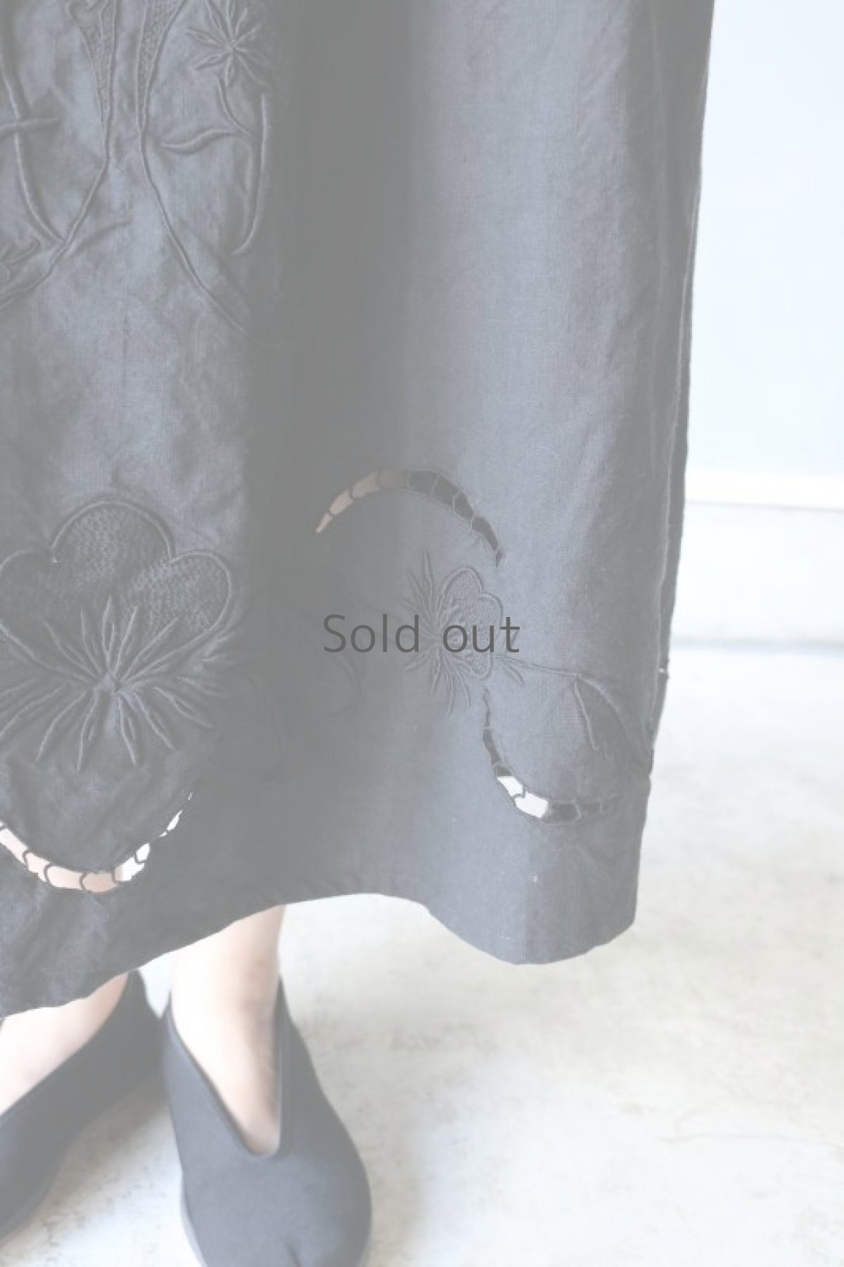 画像4: 【ササキチホ】アンティークリネン×染め　インナーワンピース（黒/カットワークレース/AF） (4)