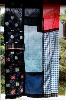 画像15: 【MITSUGU SASAKI】日本古布　パッチワーク壁掛け（藍・絣と朱色） (15)