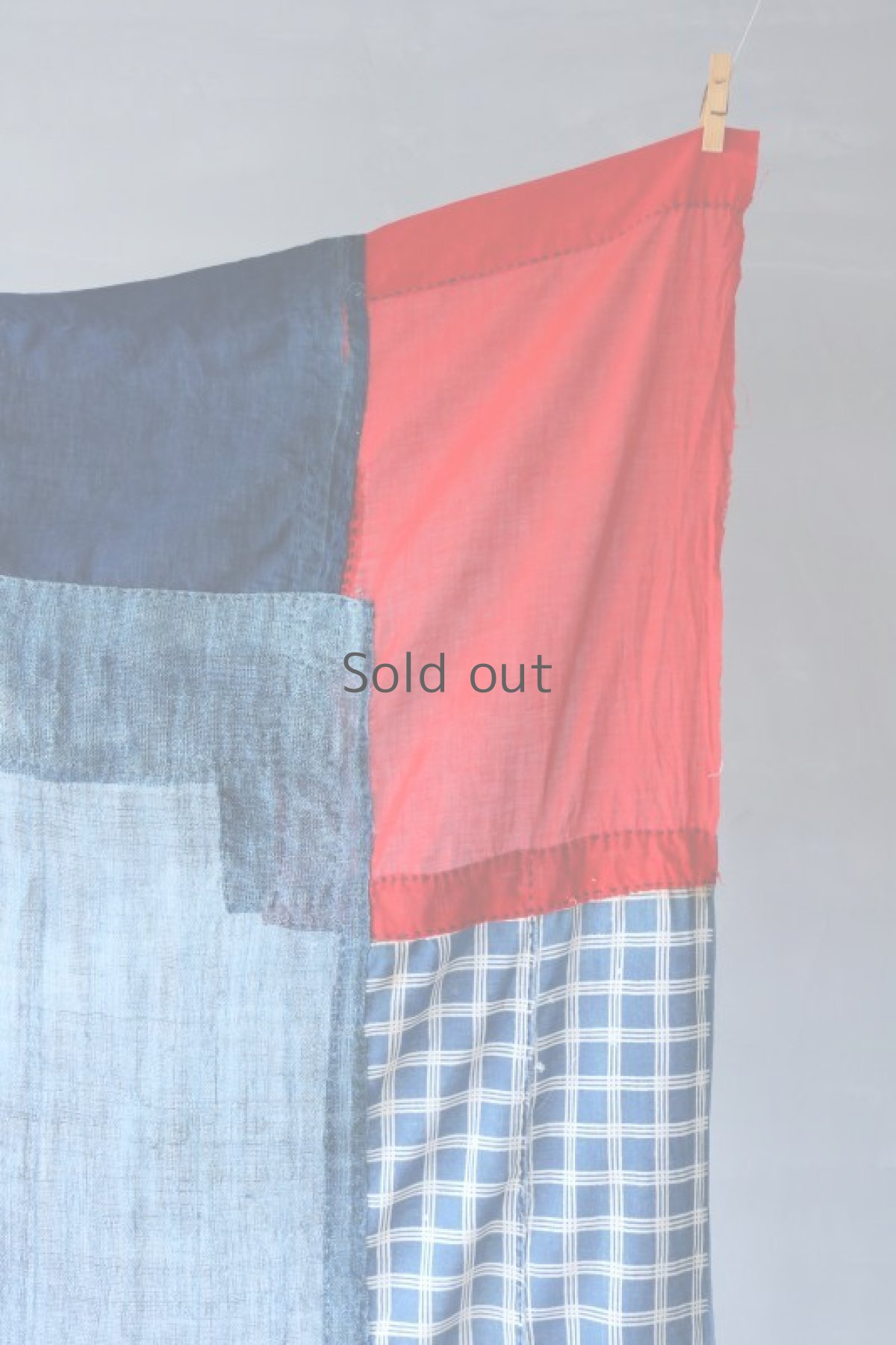 画像3: 【MITSUGU SASAKI】日本古布　パッチワーク壁掛け（藍・絣と朱色） (3)