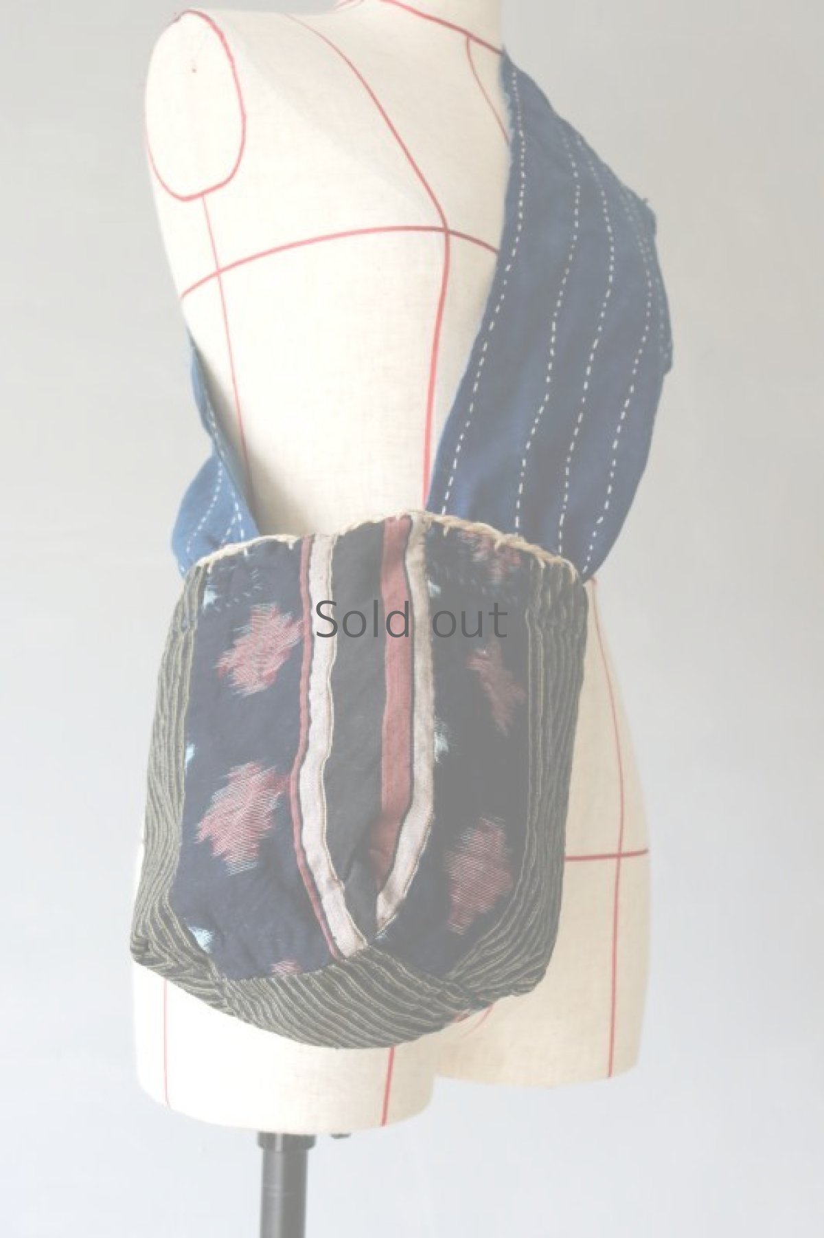 画像9: 【MITSUGU SASAKI】BORO古布　パッチワーク米袋のリバーシブルショルダーバッグ(藍/ウォーキング用) (9)