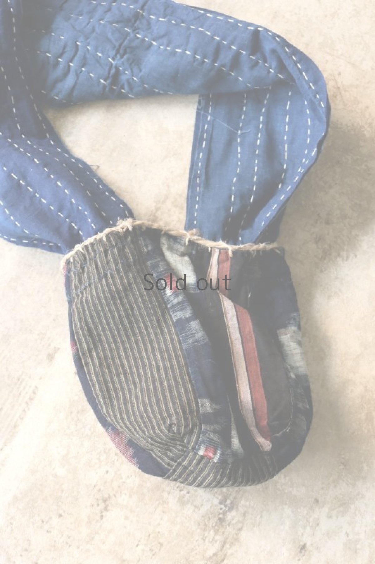 画像10: 【MITSUGU SASAKI】BORO古布　パッチワーク米袋のリバーシブルショルダーバッグ(藍/ウォーキング用) (10)