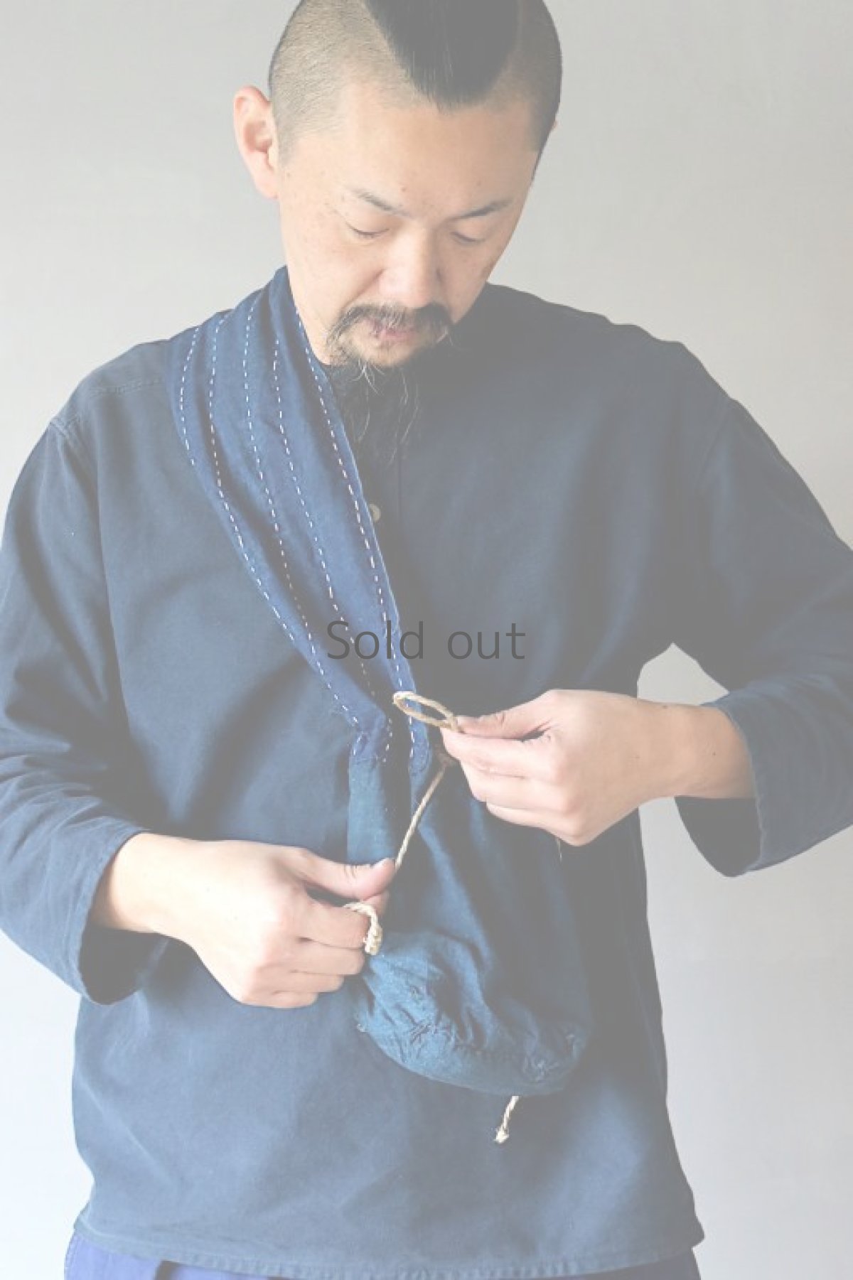 画像13: 【MITSUGU SASAKI】BORO古布　パッチワーク米袋のリバーシブルショルダーバッグ(藍/ウォーキング用) (13)