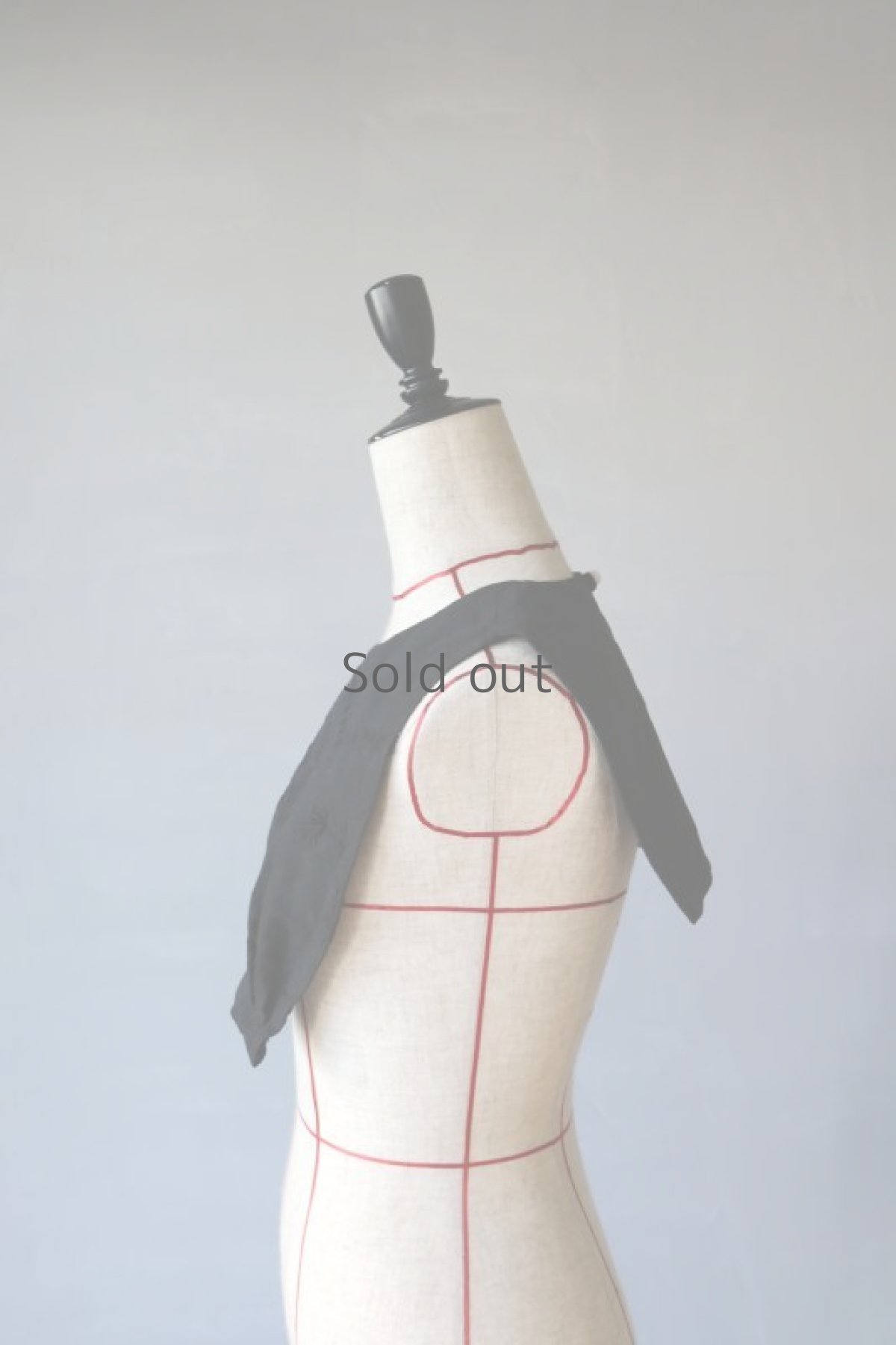 画像9: 【ササキチホ】アンティークリネン×染め 胸飾り（黒/花刺繍） (9)