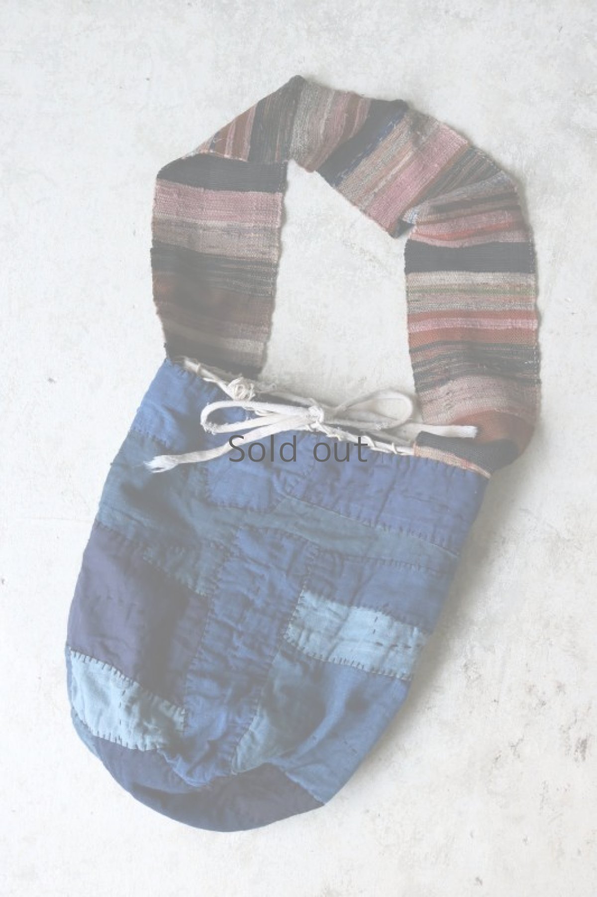 画像10: 【MITSUGU SASAKI】BORO古布　パッチワーク米袋のリバーシブルショルダーバッグ(藍/裂織ストラップ) (10)