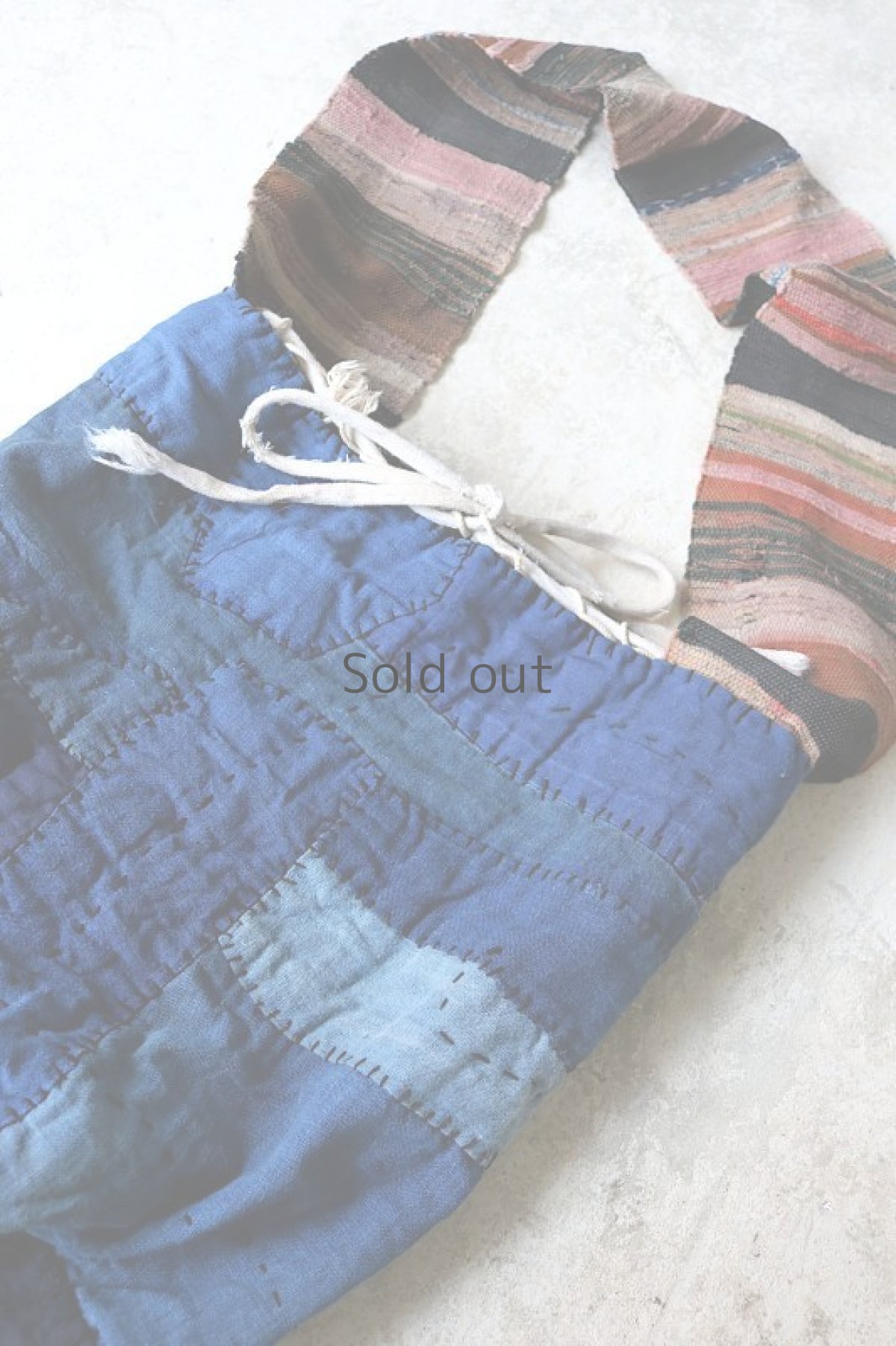 画像11: 【MITSUGU SASAKI】BORO古布　パッチワーク米袋のリバーシブルショルダーバッグ(藍/裂織ストラップ) (11)