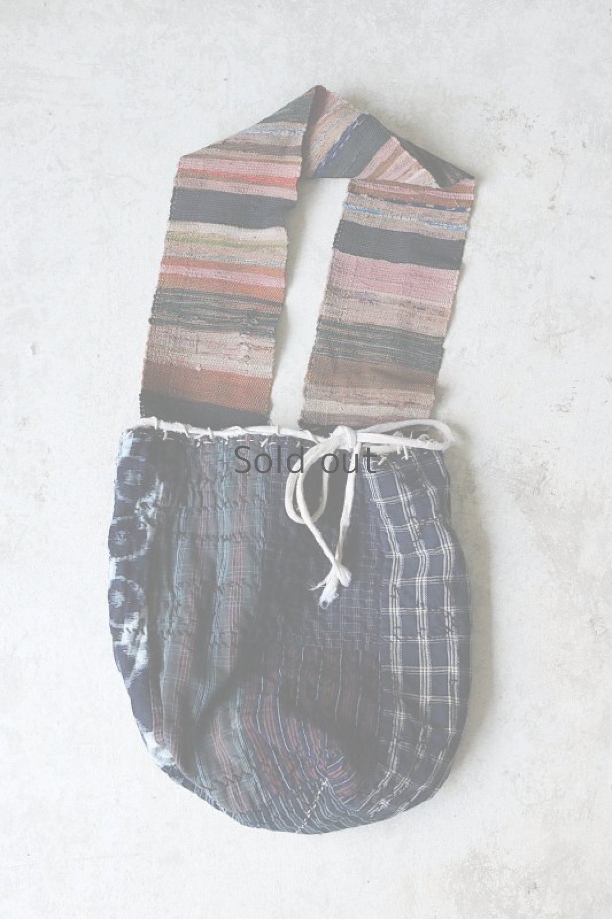 画像12: 【MITSUGU SASAKI】BORO古布　パッチワーク米袋のリバーシブルショルダーバッグ(藍/裂織ストラップ) (12)