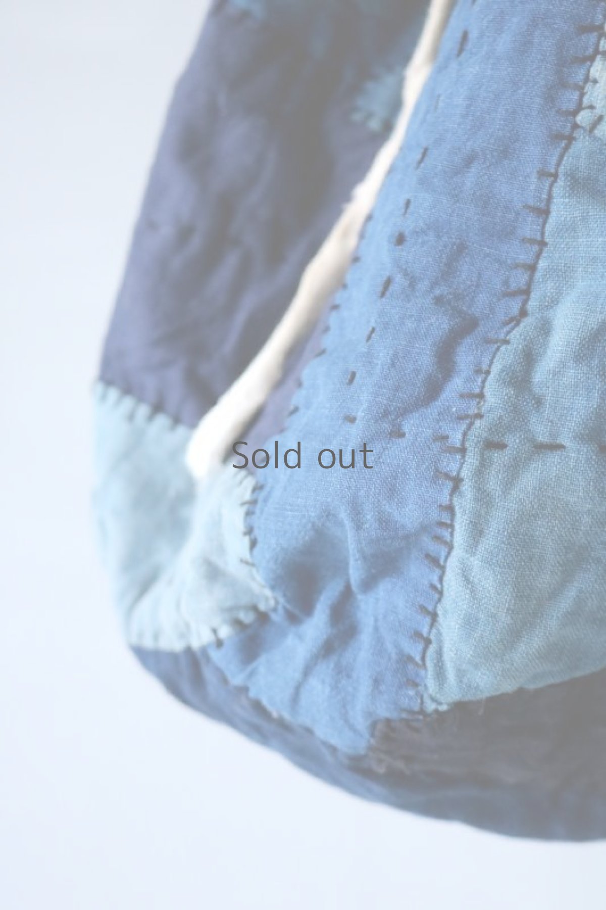 画像4: 【MITSUGU SASAKI】BORO古布　パッチワーク米袋のリバーシブルショルダーバッグ(藍/裂織ストラップ) (4)