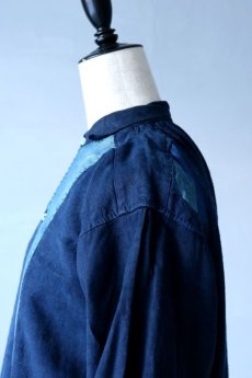 画像9: 【MITSUGU SASAKI】アンティークリネン×染め×古布　パッチワークボロスモックシャツ （紺染め） (9)