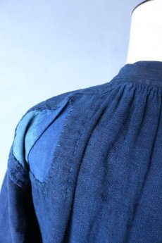 画像12: 【MITSUGU SASAKI】アンティークリネン×染め×古布　パッチワークボロスモックシャツ （紺染め） (12)