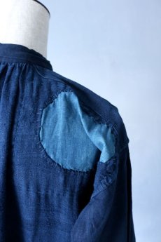 画像11: 【MITSUGU SASAKI】アンティークリネン×染め×古布　パッチワークボロスモックシャツ （紺染め） (11)