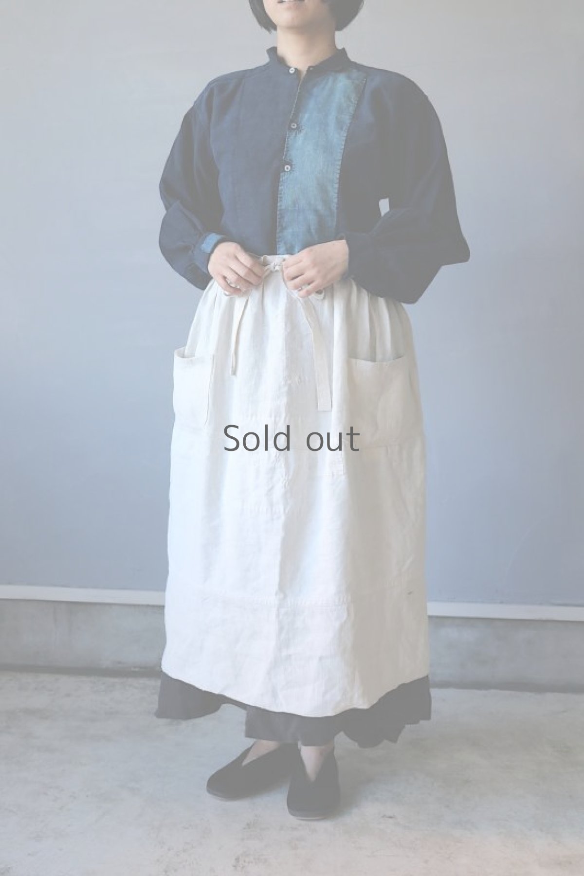 画像2: 【ササキチホ】アンティークリネン　パッチワークとリペア　ワークエプロン（生成り/ポケット） (2)