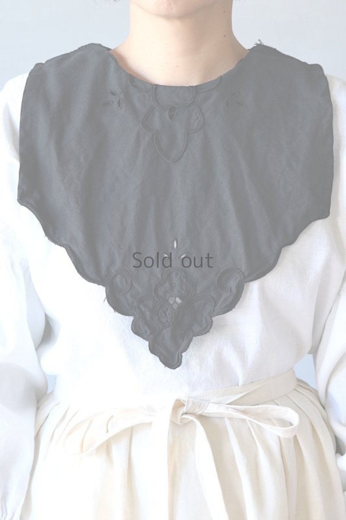 画像2: 【ササキチホ】アンティークコットン×染め 胸飾り（黒/カットワーク） (2)