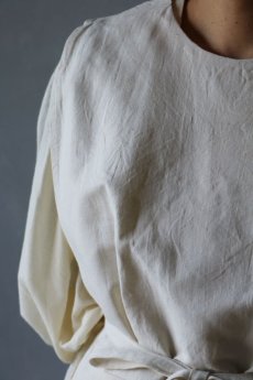 画像10: 【ササキチホ】アンティークリネン 長胴衣（白/背中裾レース） (10)
