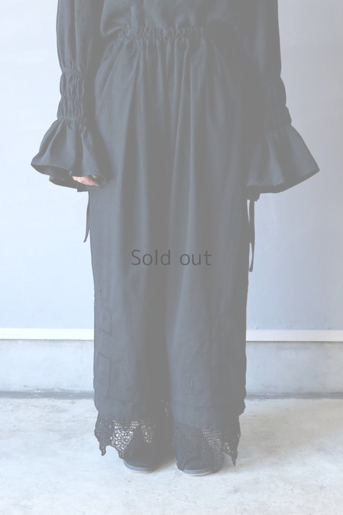 画像2: 【ササキチホ】アンティークリネン×染　裾レース　ワイドパンツ（黒） (2)