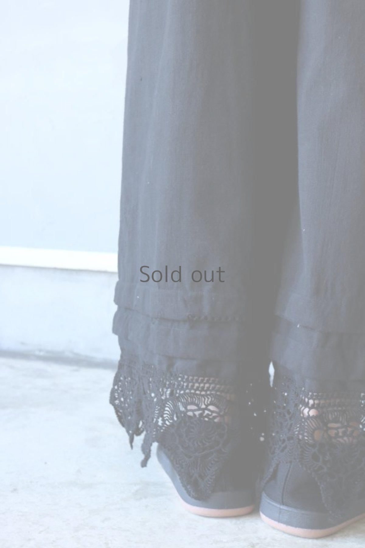 画像10: 【ササキチホ】アンティークリネン×染　裾レース　ワイドパンツ（黒） (10)