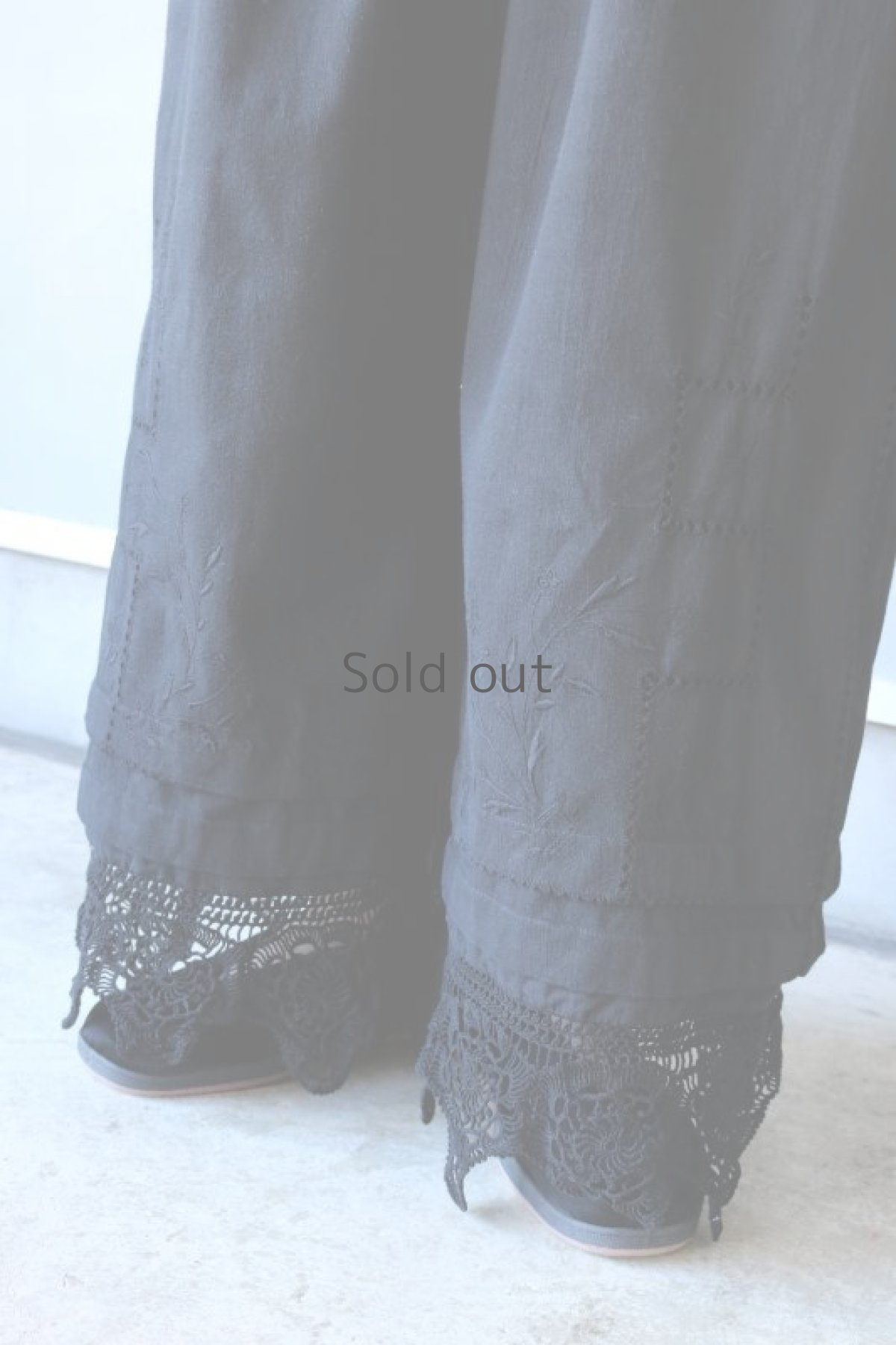 画像4: 【ササキチホ】アンティークリネン×染　裾レース　ワイドパンツ（黒） (4)