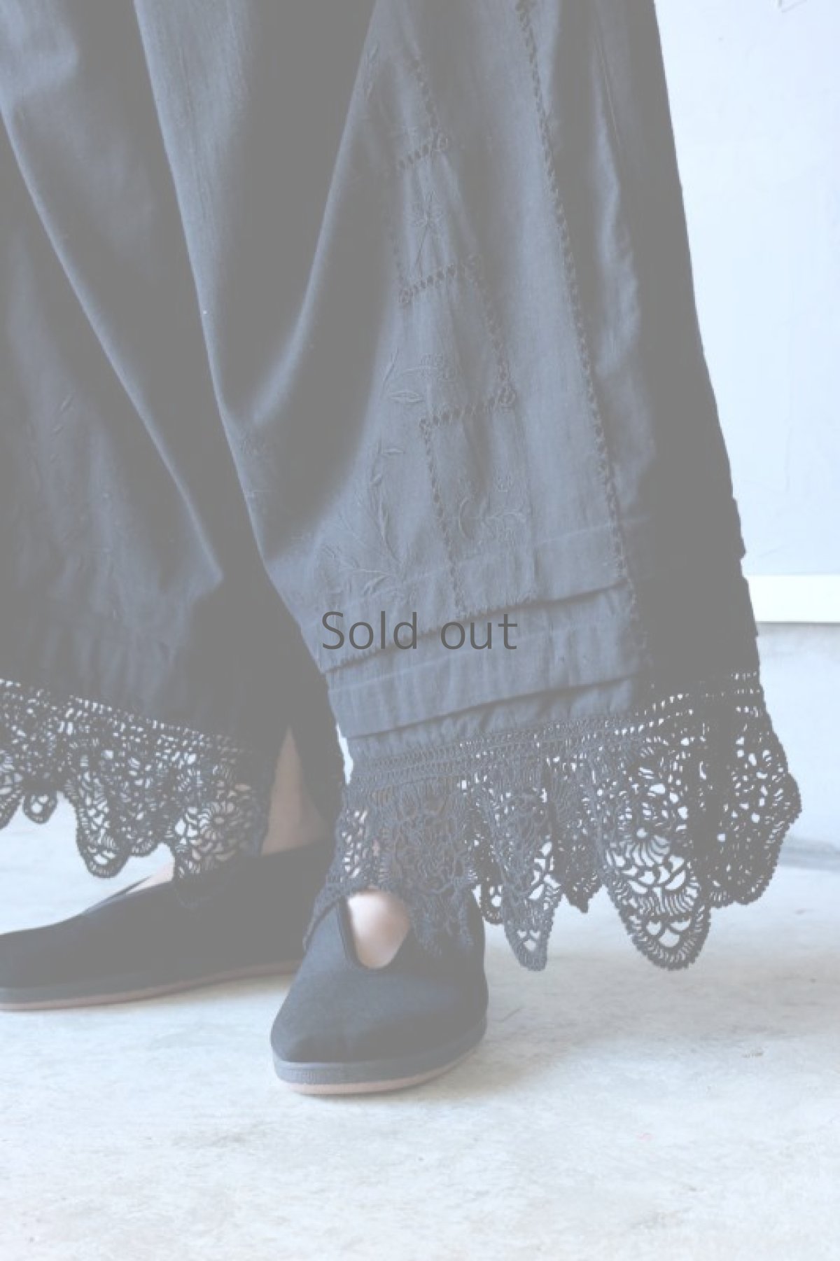 画像6: 【ササキチホ】アンティークリネン×染　裾レース　ワイドパンツ（黒） (6)