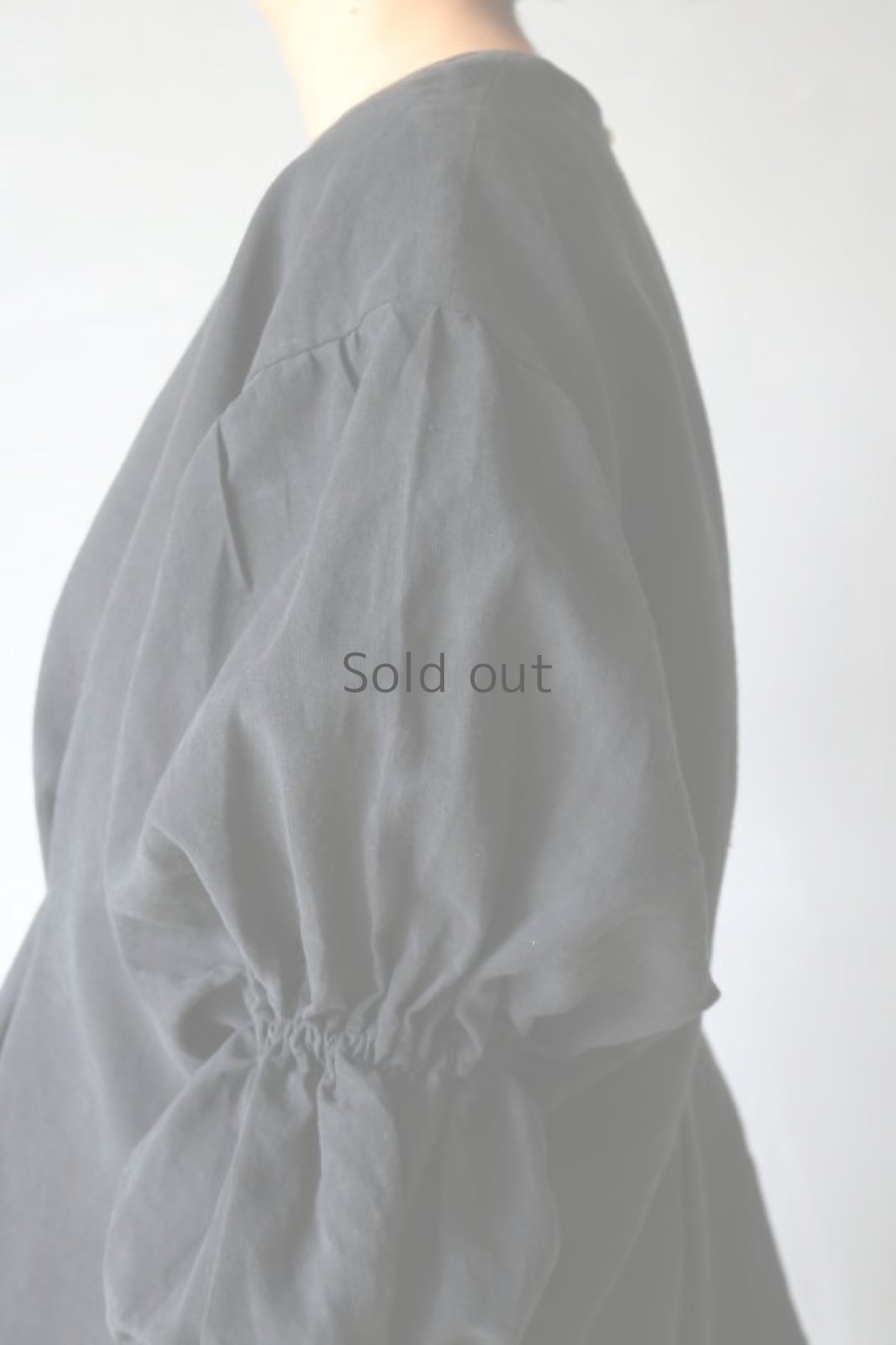 画像7: 【ササキチホ】アンティークリネン×染　ボンボン袖　ブラウス（黒） (7)