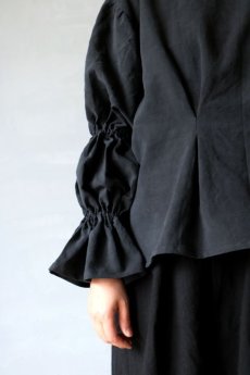 画像5: 【ササキチホ】アンティークリネン×染　ボンボン袖　ブラウス（黒） (5)