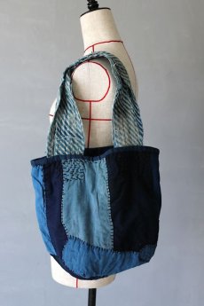 画像12: 【MITSUGU SASAKI】BORO古布　リバーシブル 米袋のトートバッグ(絣と藍染パッチワーク) (12)