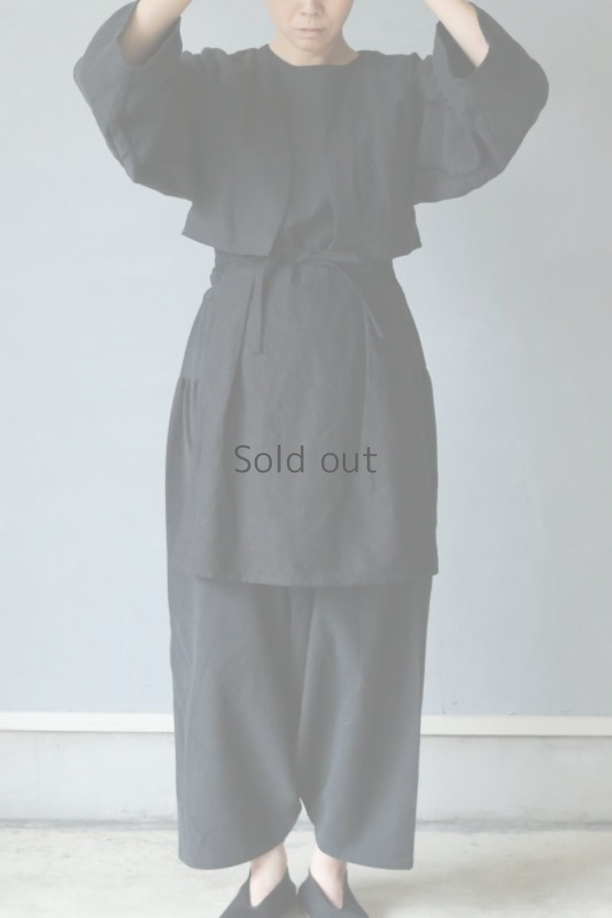 画像2: 【ササキチホ】アンティークリネン×染　短羽織　紐なし（刺繍/黒） (2)