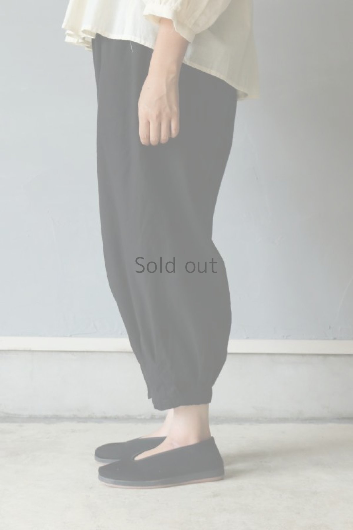 画像4: 【ササキチホ】アンティークリネン×染　バレルパンツ（黒） (4)