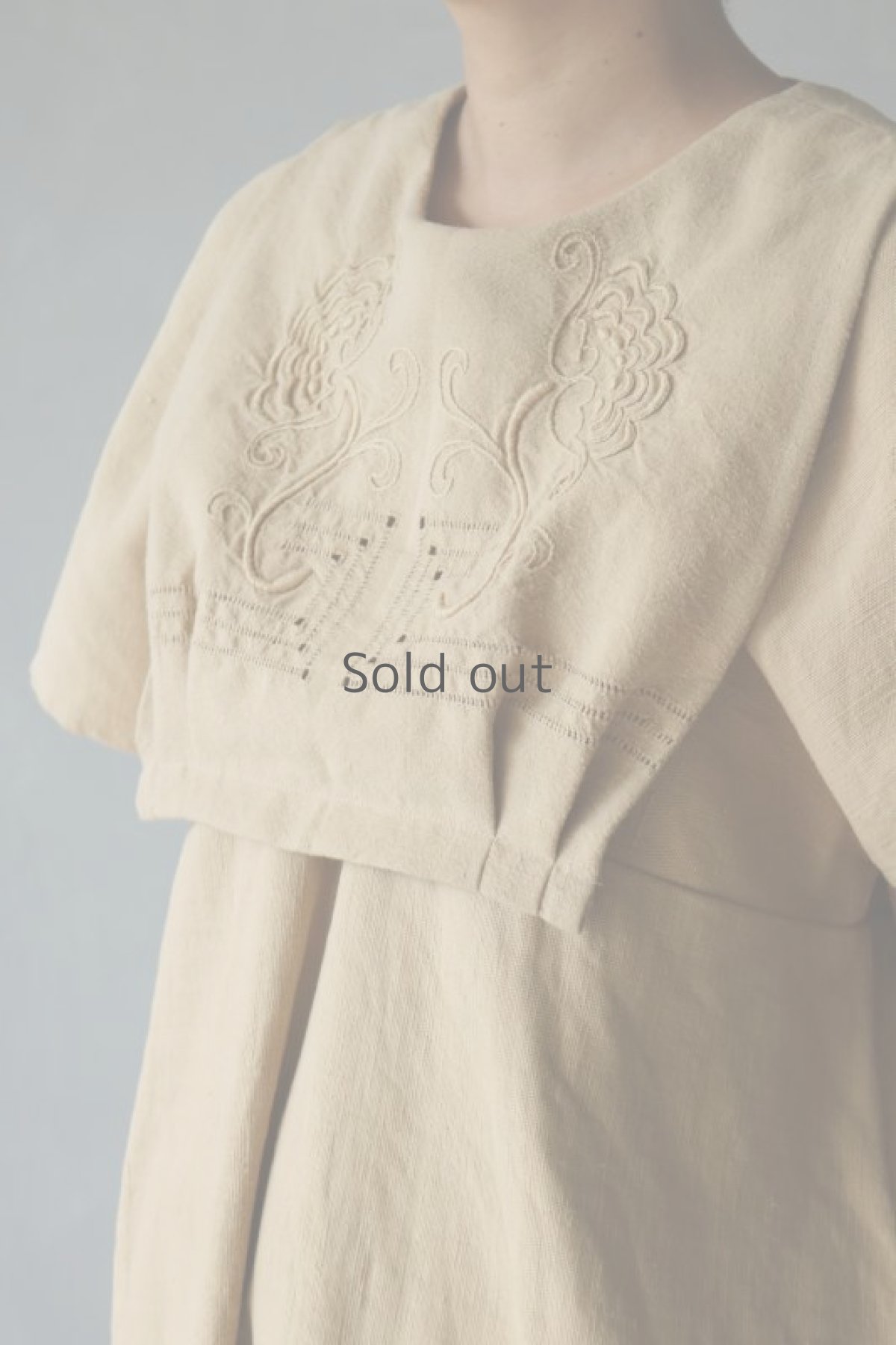 画像2: 【ササキチホ】アンティークリネン×染め 胸飾り（ベージュ/花） (2)