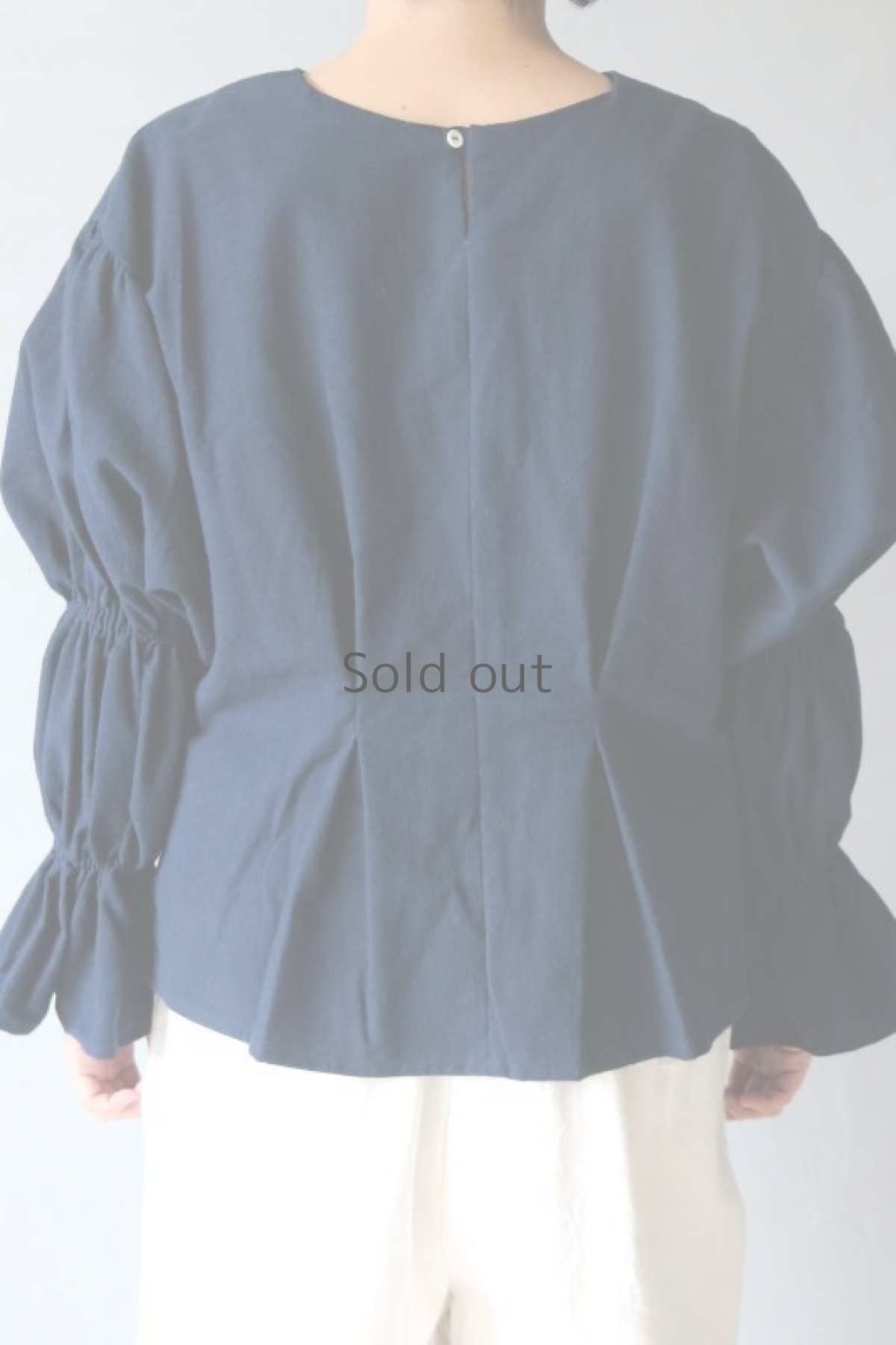 画像9: 【ササキチホ】アンティークリネン×染　ボンボン袖　ブラウス（紺） (9)