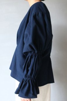 画像8: 【ササキチホ】アンティークリネン×染　ボンボン袖　ブラウス（紺） (8)