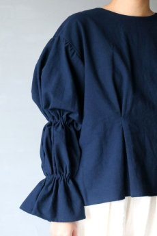 画像5: 【ササキチホ】アンティークリネン×染　ボンボン袖　ブラウス（紺） (5)