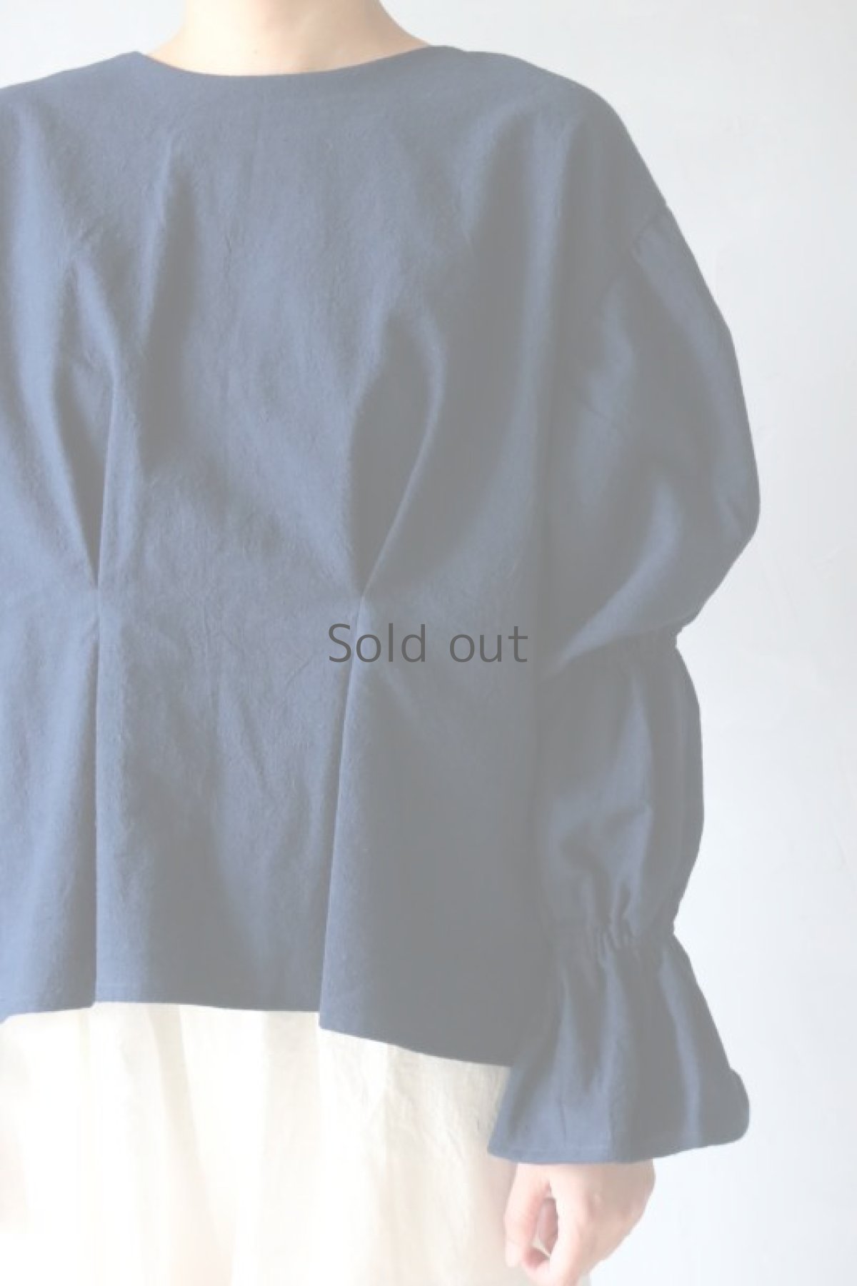 画像6: 【ササキチホ】アンティークリネン×染　ボンボン袖　ブラウス（紺） (6)