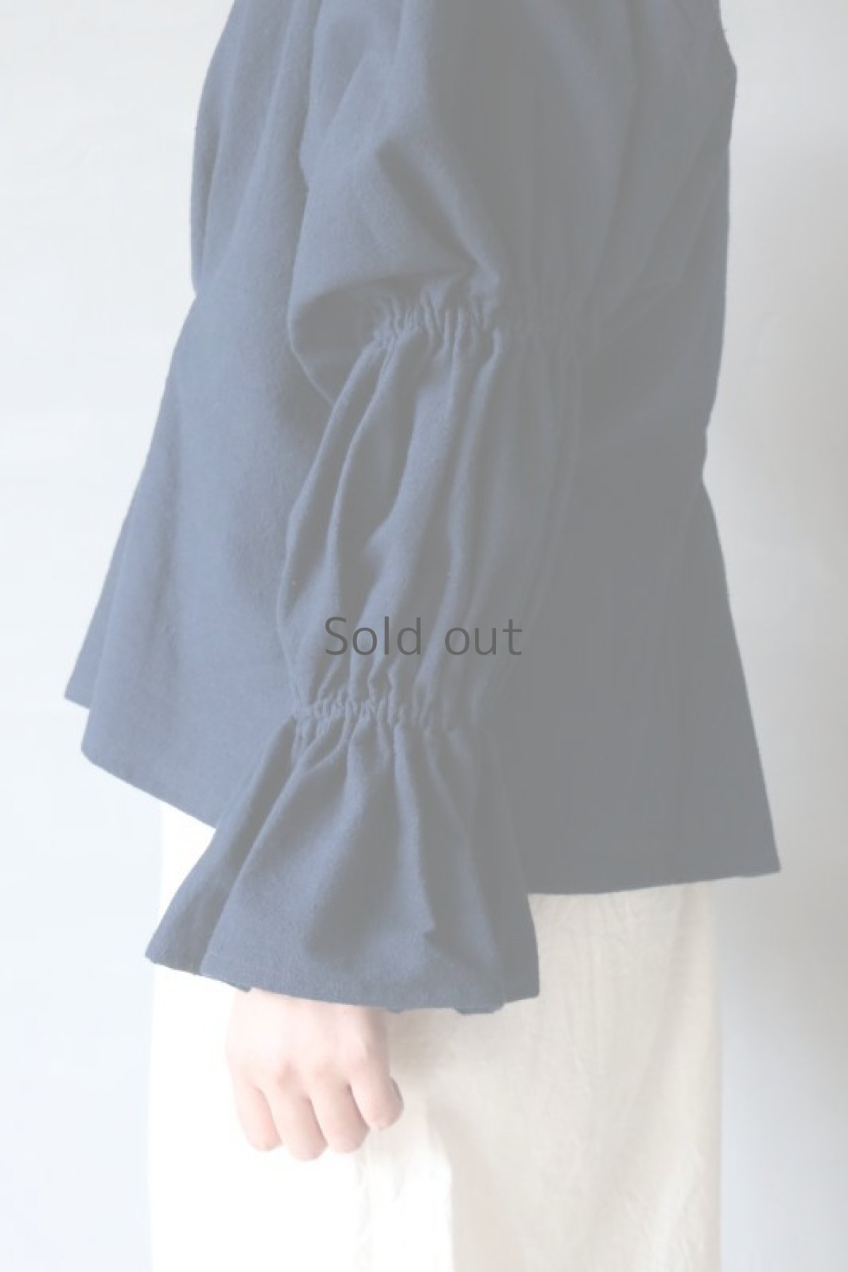 画像7: 【ササキチホ】アンティークリネン×染　ボンボン袖　ブラウス（紺） (7)