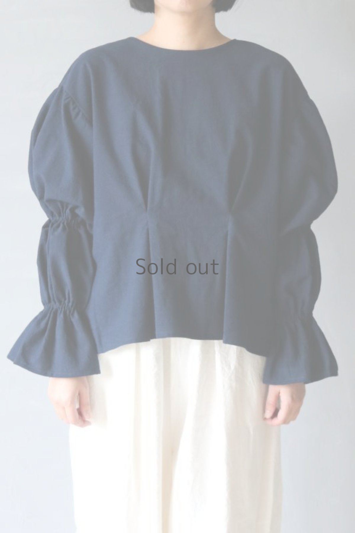 画像4: 【ササキチホ】アンティークリネン×染　ボンボン袖　ブラウス（紺） (4)